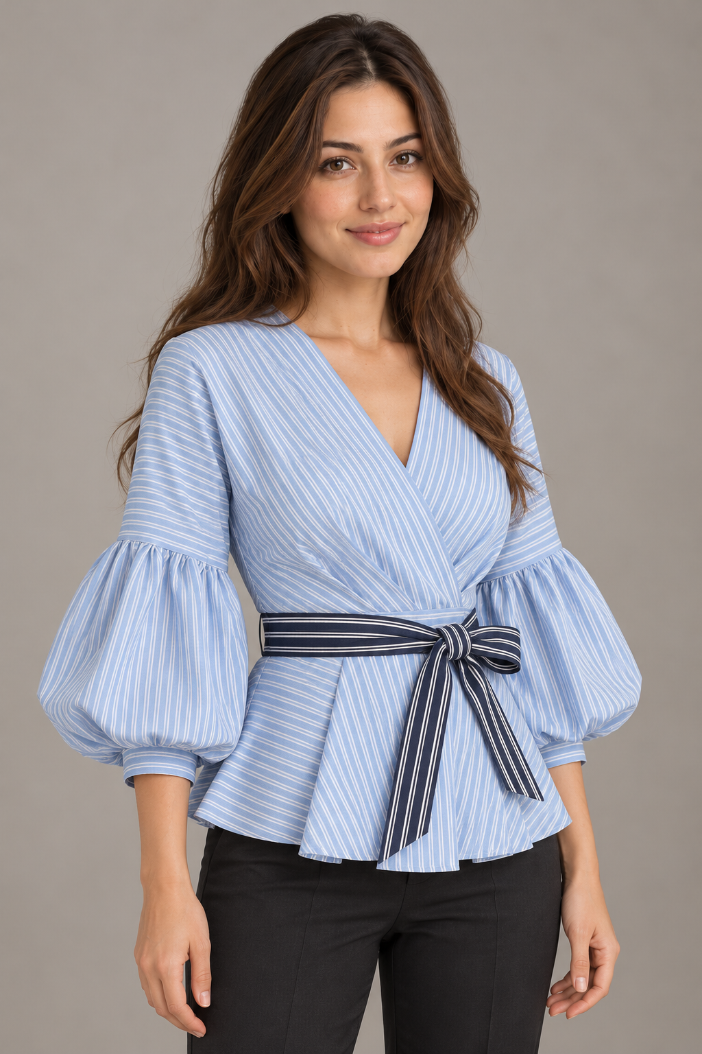 Bloodnew – Chemise rayée femme à col V et manches lanternes – Rayures – modèle – close
