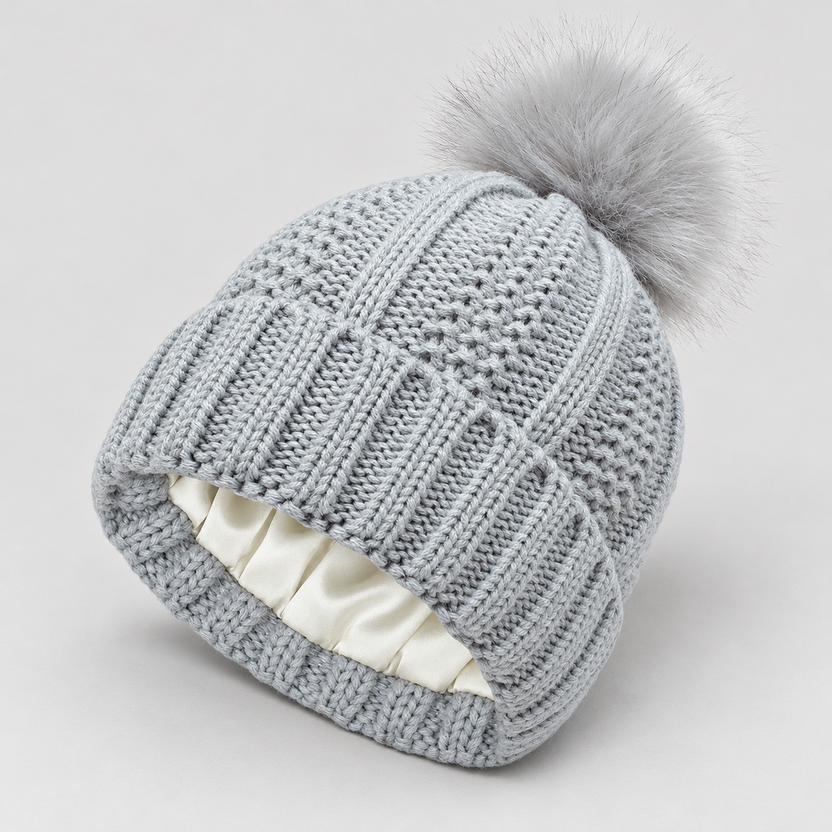 Bloodnew – Bonnet en maille à pompon – Gris clair – detail