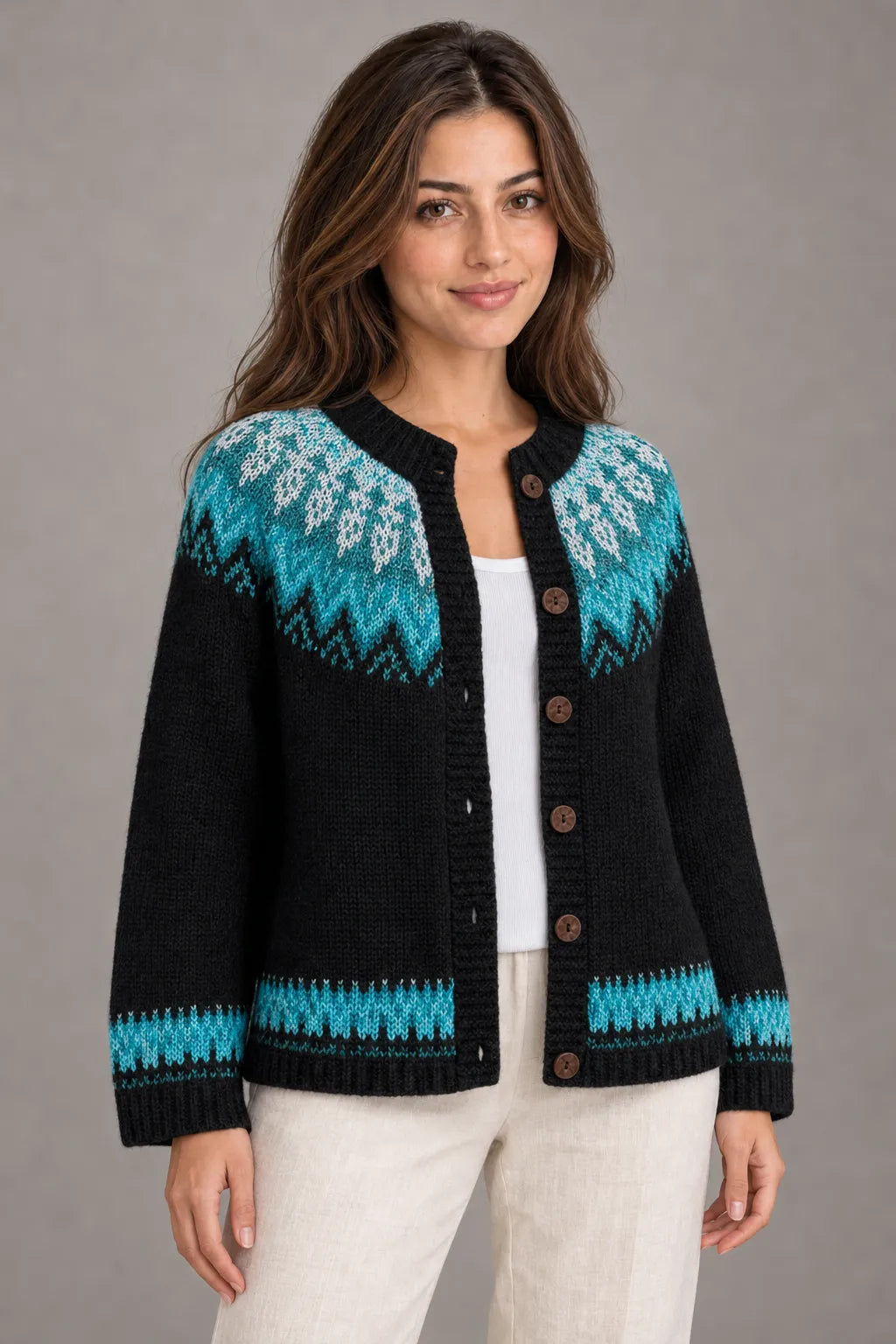 Bloodnew – Cardigan Jacquard Nordique Boutonné Col Rond – Motif 11 – porté de près