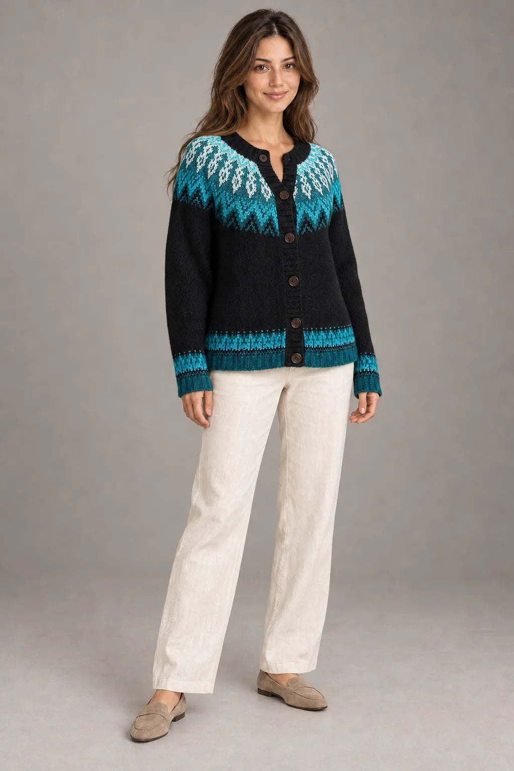 Bloodnew – Cardigan Jacquard Nordique Boutonné Col Rond – Motif 11 – porté en entier