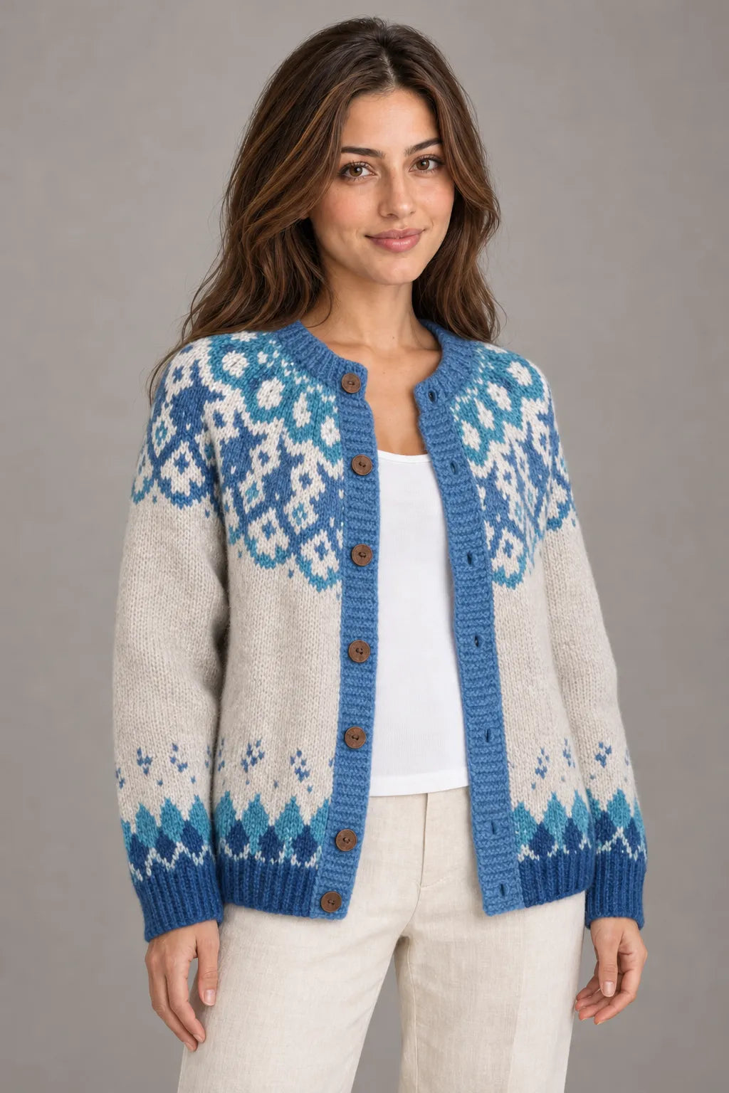 Bloodnew – Cardigan Jacquard Nordique Boutonné Col Rond – Motif 5 – porté de près