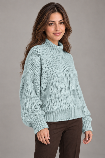 Pull col roulé Bleu porté par le mannequin Bloodnew – vue rapprochée