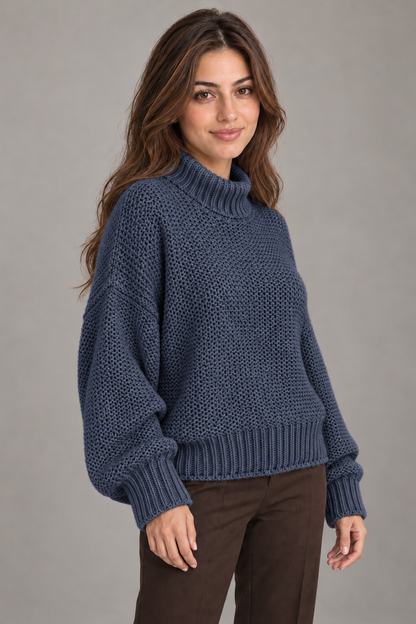 Pull col roulé Bleu tibétain porté par le mannequin Bloodnew – vue rapprochée