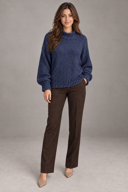 Pull col roulé Bleu tibétain porté par le mannequin Bloodnew – vue entière
