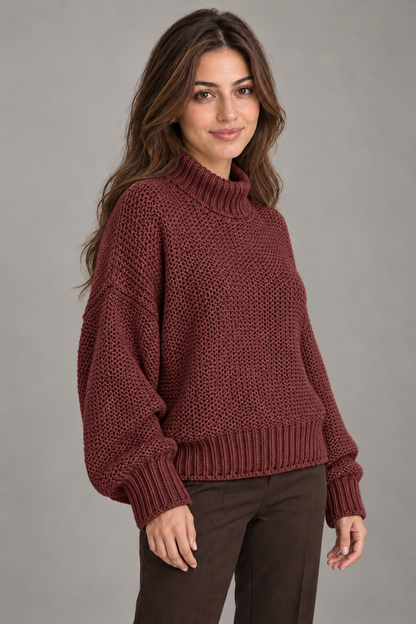 Pull col roulé Bordeaux foncé porté par le mannequin Bloodnew – vue rapprochée