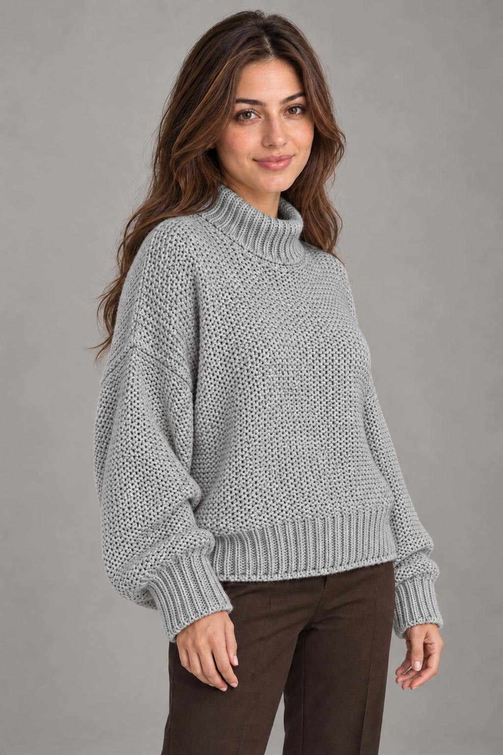 Pull col roulé Gris porté par le mannequin Bloodnew – vue rapprochée