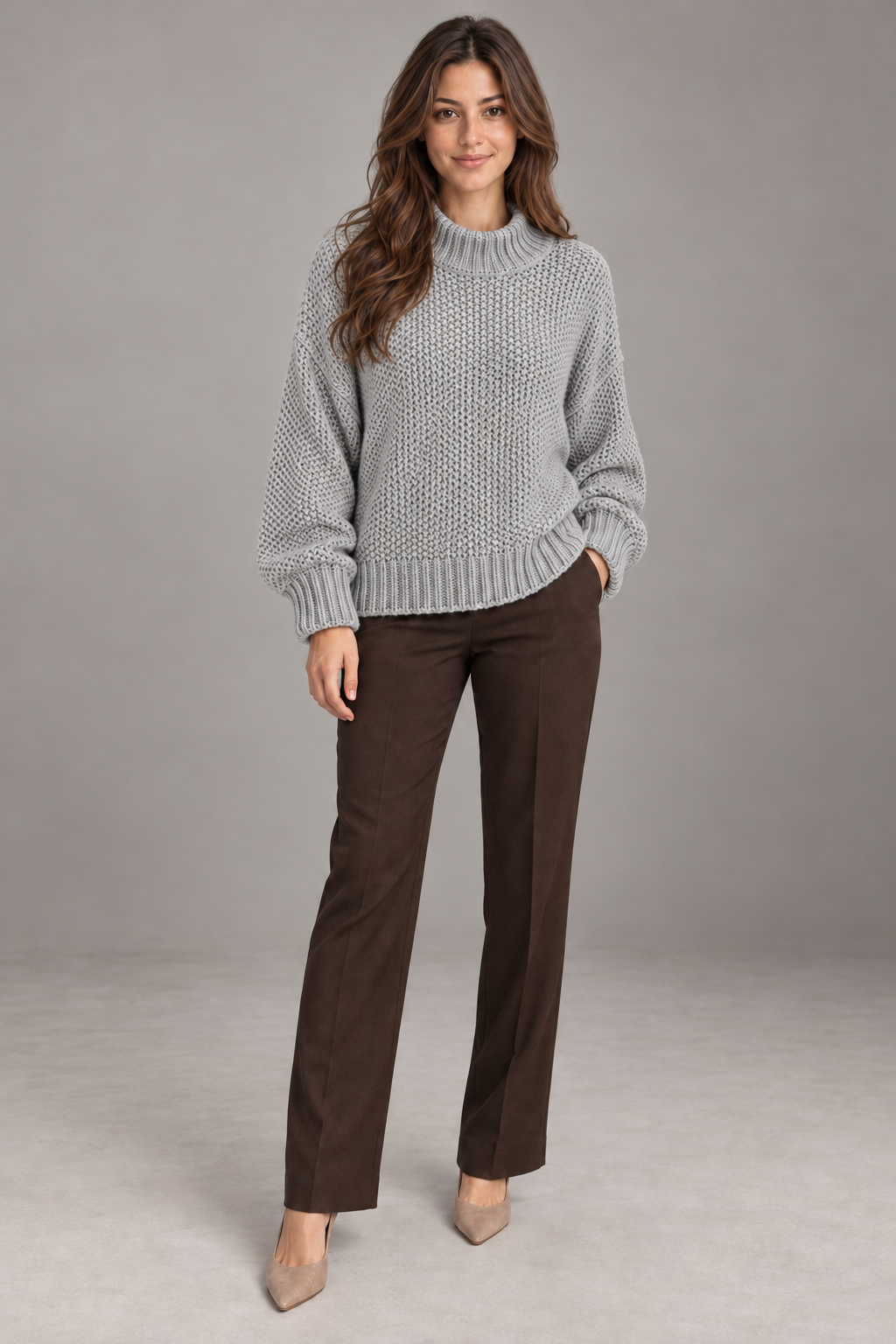 Pull col roulé Gris porté par le mannequin Bloodnew – vue entière
