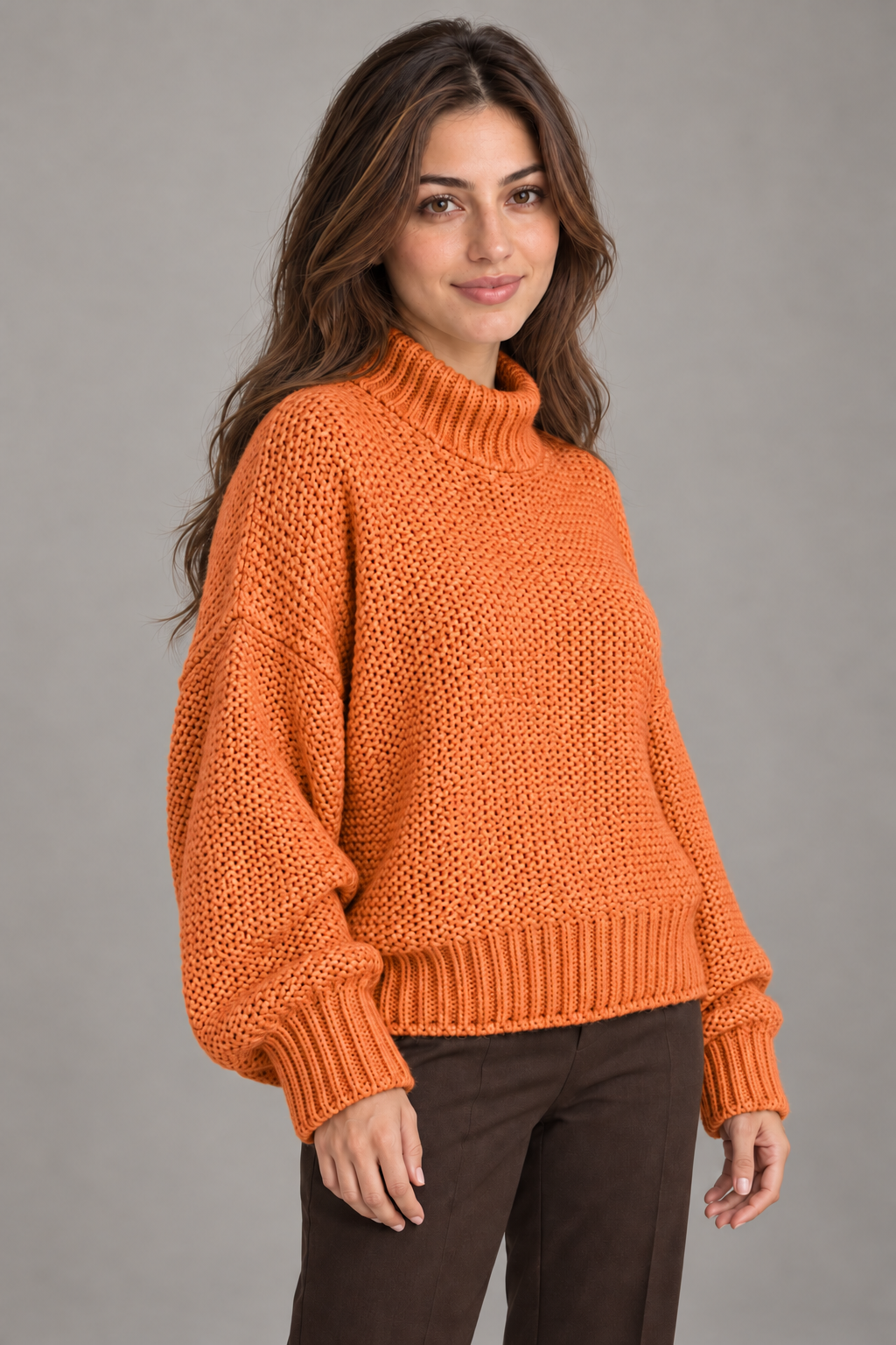 Pull col roulé Mandarine porté par le mannequin Bloodnew – vue rapprochée