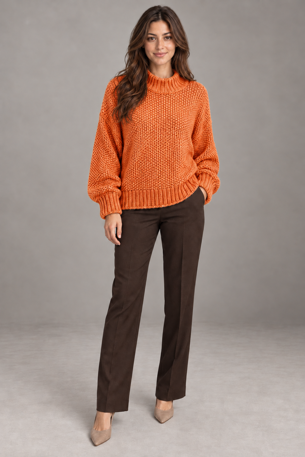 Pull col roulé Mandarine porté par le mannequin Bloodnew – vue entière