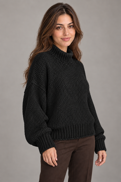Pull col roulé Noir porté par le mannequin Bloodnew – vue rapprochée