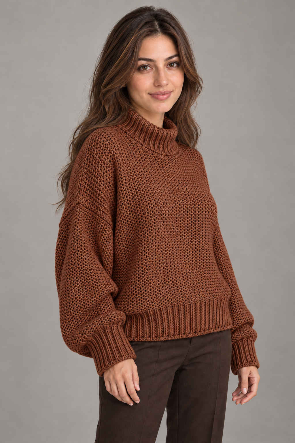 Pull col roulé Rouge brique porté par le mannequin Bloodnew – vue rapprochée