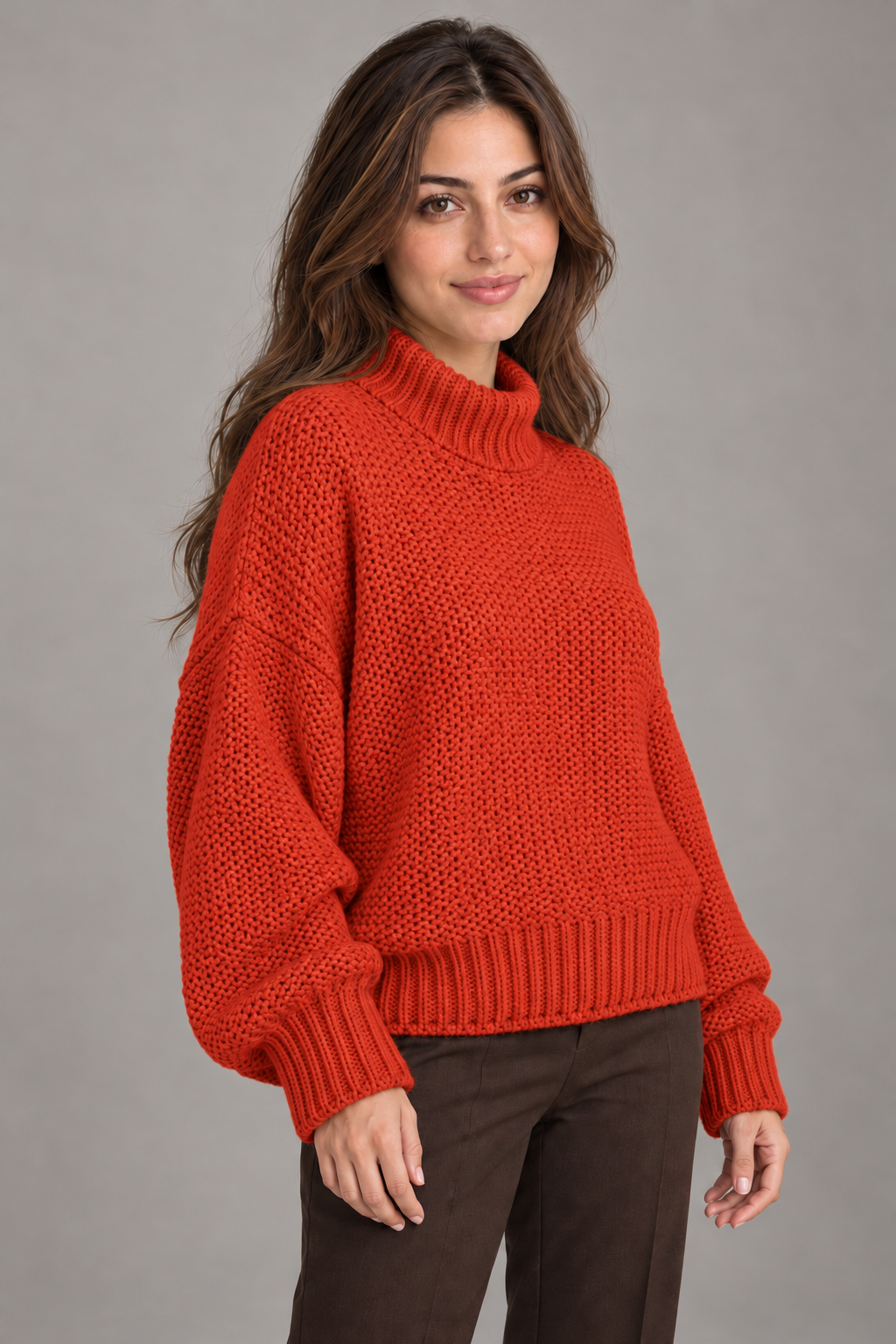 Pull col roulé Rouge orangé porté par le mannequin Bloodnew – vue rapprochée