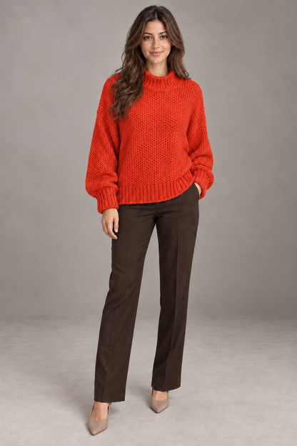 Pull col roulé Rouge orangé porté par le mannequin Bloodnew – vue entière
