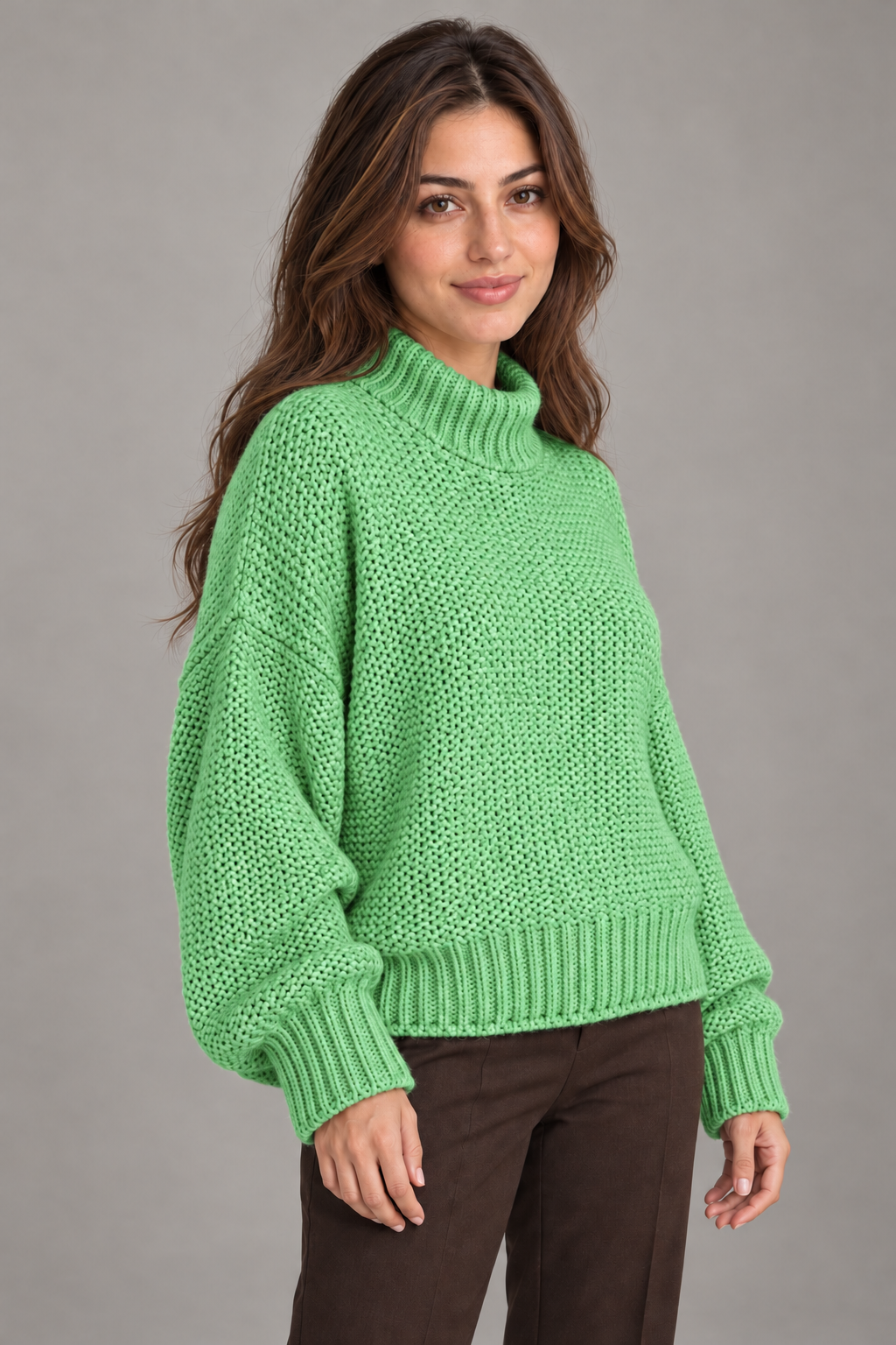Pull col roulé Vert amande porté par le mannequin Bloodnew – vue rapprochée
