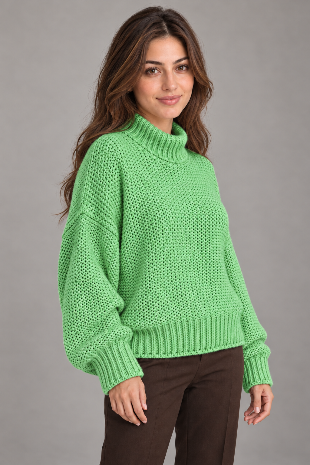 Pull col roulé Vert clair porté par le mannequin Bloodnew – vue rapprochée