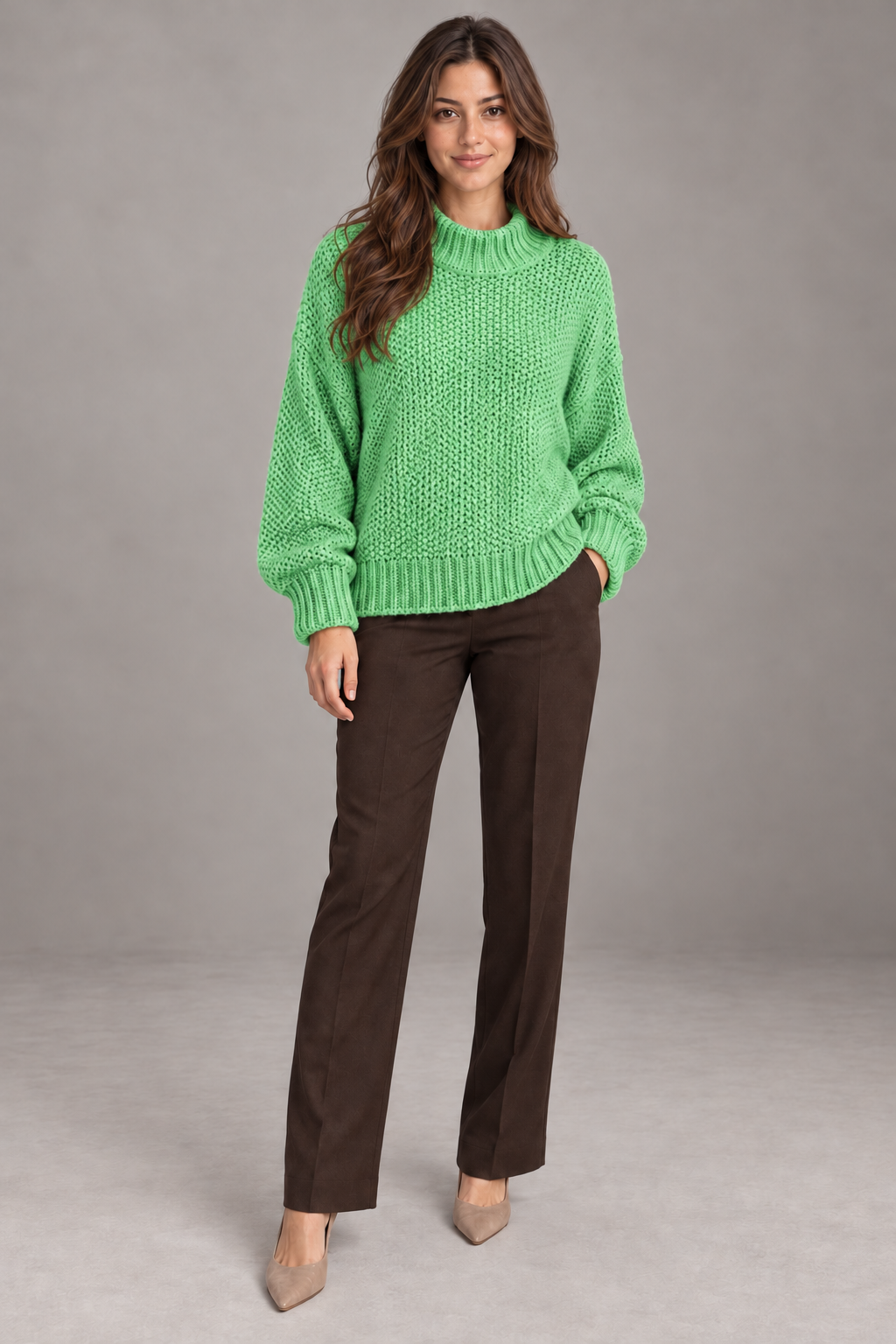 Pull col roulé Vert clair porté par le mannequin Bloodnew – vue entière