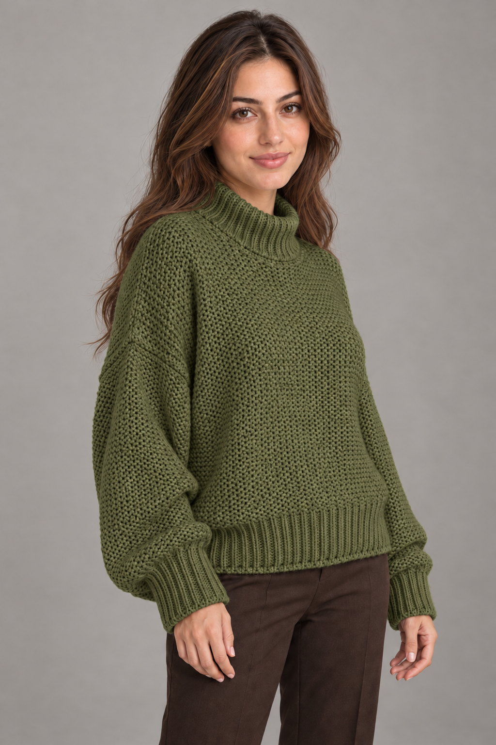 Pull col roulé Vert porté par le mannequin Bloodnew – vue rapprochée