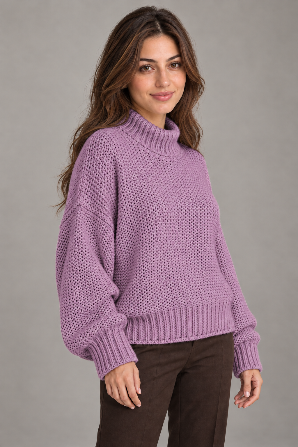 Pull col roulé Violet clair porté par le mannequin Bloodnew – vue rapprochée