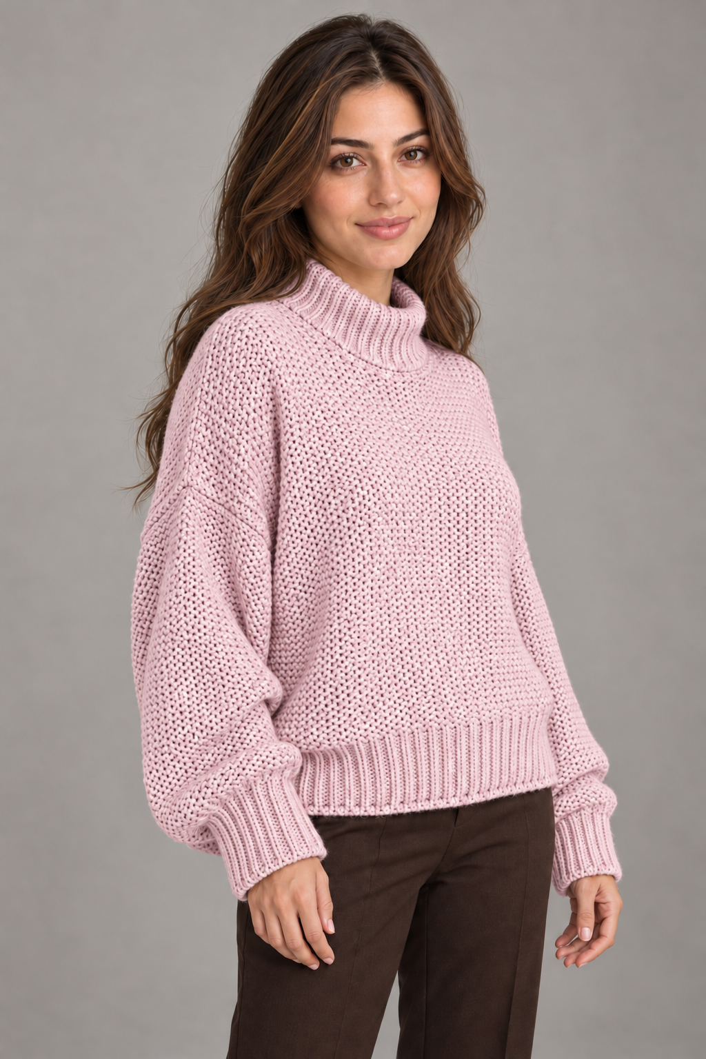 Pull col roulé Violet porté par le mannequin Bloodnew – vue rapprochée